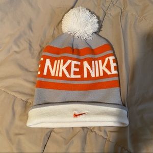 Nike Beanie w/pom pom